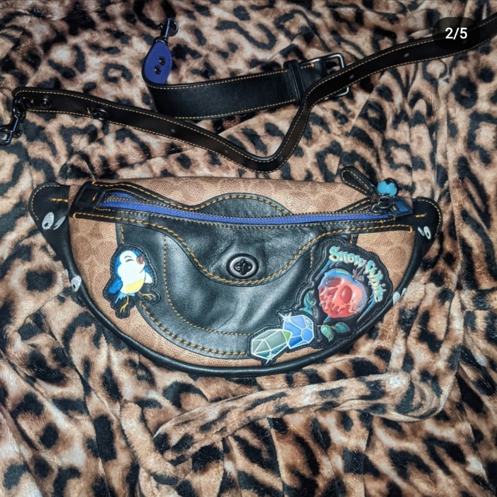 DISNEY × COACH "Snow White"🍎 fanny pack/handbag - Picture 6 of 10